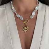 Sienna - Collier perles d'eau douce irrégulières pendentif soleil 18 carats