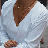 Medalis - Collier perles d’eau douce & médaille dorée