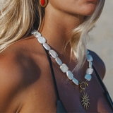 Sienna - Collier perles d'eau douce irrégulières pendentif soleil 18 carats